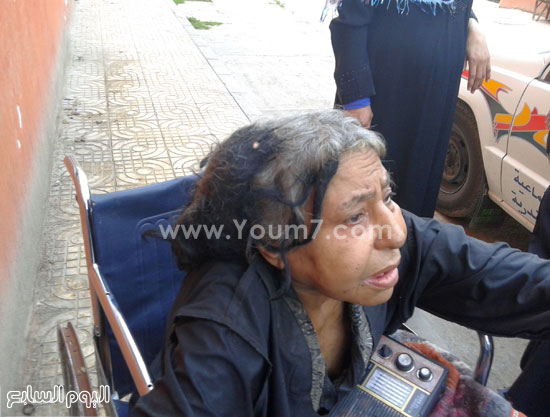 فريق وزارة التضامن يقنع السيدة العجوز بالذهاب معهم إلى دار الرعاية.  -اليوم السابع -4 -2015