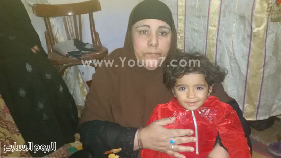 عمة أحمد تحمل طفلته اليتيمة  -اليوم السابع -4 -2015