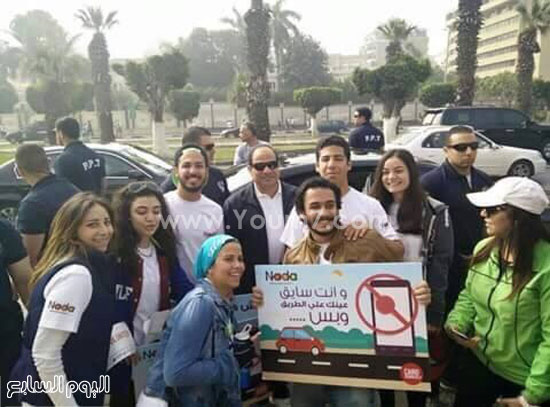 الرئيس ينزل من سيارته لمصافحة شباب ماراثون نصف القاهرة -اليوم السابع -4 -2015