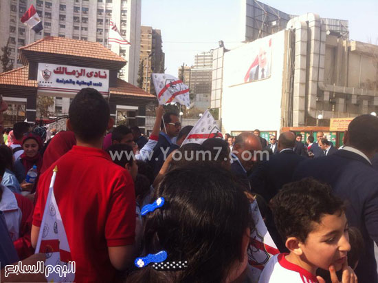 	الأعضاء يرفعون الأعلام قبل زيارة محلب -اليوم السابع -4 -2015