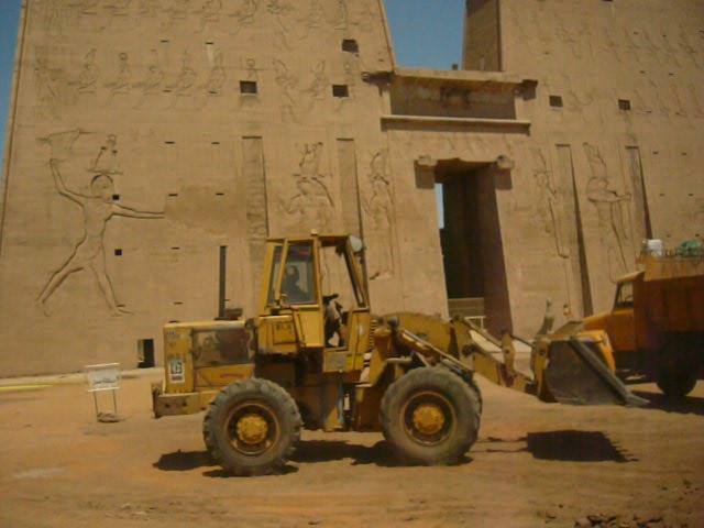 عمل المعدات الثقيلة بمعبد إدفو -اليوم السابع -4 -2015