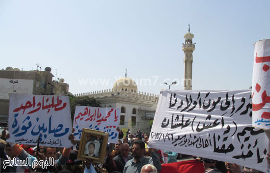 جموع غفيرة من المتظاهرين بمحيط مسجد مريم  -اليوم السابع -4 -2015