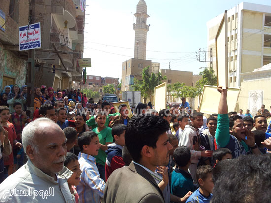 أهالى قرية ترسا يتظاهرون اعتراضا على تغير اسم مدرسة القرية  -اليوم السابع -4 -2015