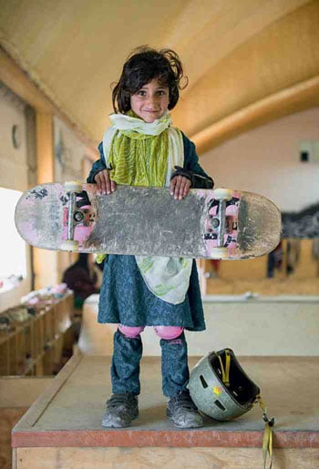 واحدة من الفتيات اللاتى تعلمن التزلج على يد المنظمة  -اليوم السابع -4 -2015