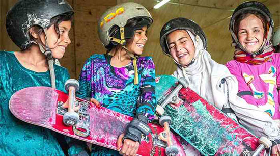 صورة تجمع بعض الفتيات أثناء تعلم التزلج  -اليوم السابع -4 -2015