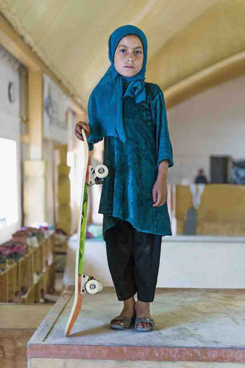فتاة أفغانية واحدة ممن تعلمن التزلج  -اليوم السابع -4 -2015
