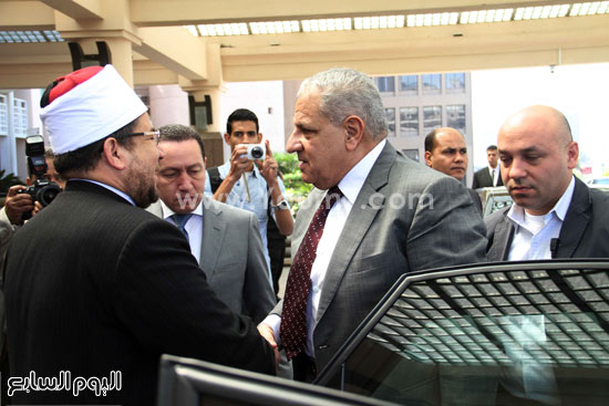 الدكتور مختار جمعة خلال توديعه رئيس مجلس الوزراء  -اليوم السابع -4 -2015