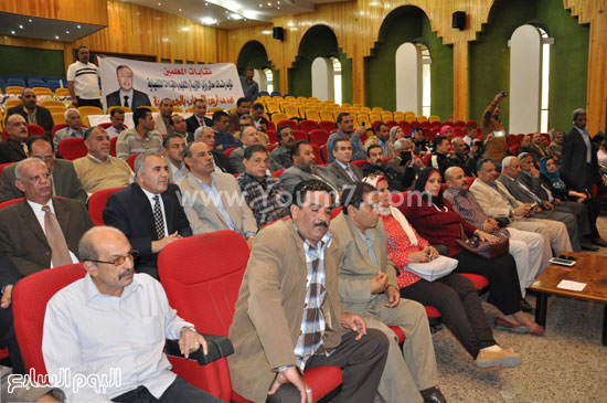 جانب من المعلمين أثناء تواجدهم بالوزارة -اليوم السابع -4 -2015