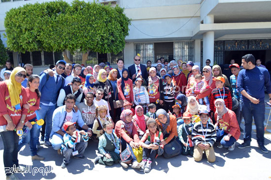 طلاب كليات مطروح يلتقطون الصور مع محافظ مطروح -اليوم السابع -4 -2015