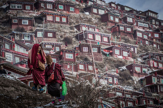	الراهبات تذهب للمدرسة من خلال النزول من ارتفاع 4000 متر -اليوم السابع -4 -2015