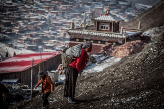 	الشعب التبتى يزورون المكان تماما مثل الرهبان والراهبات -اليوم السابع -4 -2015