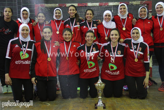 	لاعبات الأهلى وصورة مع الكأس  -اليوم السابع -4 -2015