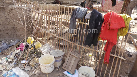 أقفاص خشبية وأوانى بلاستيك أوانى المعيشة لأسرة سعد -اليوم السابع -4 -2015