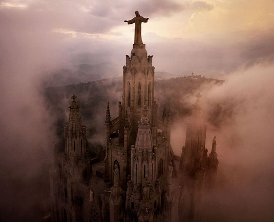 	الغيوم على شكل دوامة حول أركان كنيسة سارجت كور من ارتفاع على تلة فوق مدينة برشلونة -اليوم السابع -4 -2015