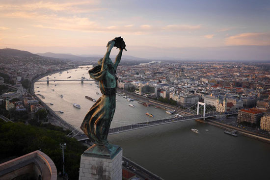 	تمثال الحرية تعصف به الرياح فى بودابست -اليوم السابع -4 -2015