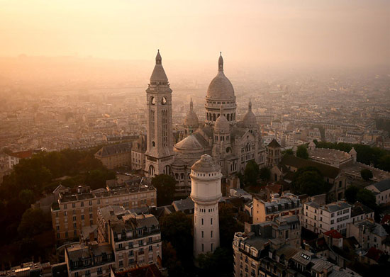 	كنيسة القلب الأقدس متوهجة فى شروق الشمس فى باريس -اليوم السابع -4 -2015