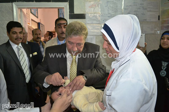 	المحافظ يشهد تطعيم الأطفال ضد الشلل  -اليوم السابع -4 -2015