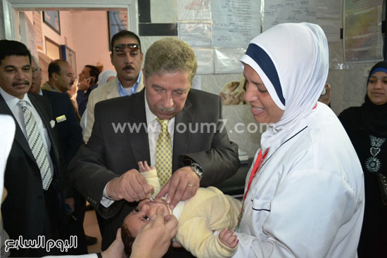 	المحافظ يقوم بتطعيم أول طفل بمركز طب الأسرة  -اليوم السابع -4 -2015