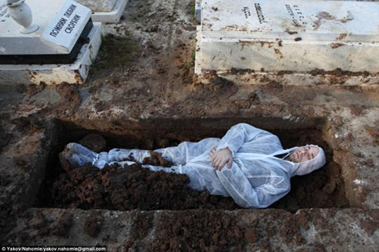  يهودى متمدد فى قبر بعد إزالة جثته منه لاعتقاده بأن هذا من شأنه أن يطيل عمره -اليوم السابع -4 -2015