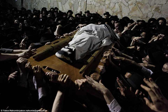  آلاف اليهود مجتمعين فى جنازة رابى يوسف شالوم فى القدس -اليوم السابع -4 -2015
