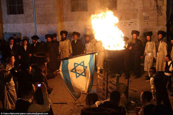  اليهود الأرثوذكس يحرقون العلم الإسرائيلى فى ذكرى وفاة العامل اليهودى 