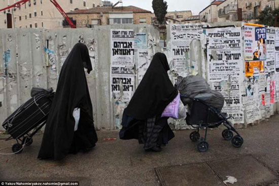  يهوديتان متشددان يرتديان ما يشبه النقاب لتغطية وجههما عند المرور من الحى اليهودى -اليوم السابع -4 -2015