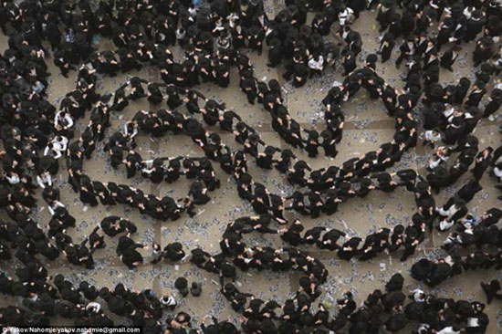  مئات من اليهود الأرثوذكس يرقصون بشكل مستدير للاحتجاج على مقترح حكومى بجعل الخدمة العسكرية إلزامية فى المجتمع الحريدى -اليوم السابع -4 -2015