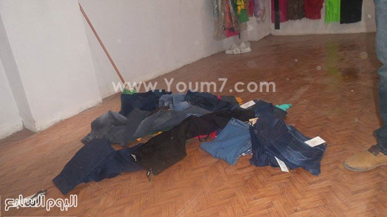 الملابس مبعثرة على الأرض من آثار السرقة -اليوم السابع -4 -2015