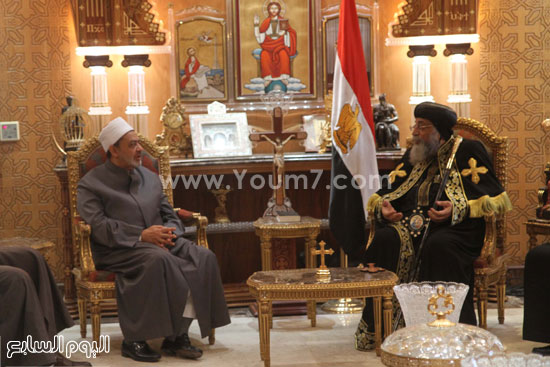  الإمام أحمد الطيب والبابا تواضروس خلال زيارته للكاتدرائية  -اليوم السابع -4 -2015