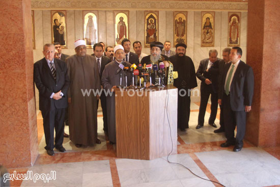  عدد من قيادات الأزهر والكنيسة أثناء انعقاد المؤتمر الصحفى  -اليوم السابع -4 -2015