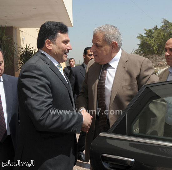  الدكتور حسام مغازى وزير الرى يصافح رئيس الوزراء بعد انتهاء الاجتماع  -اليوم السابع -4 -2015