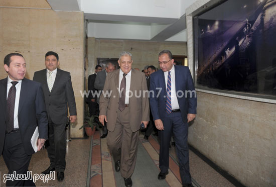  المهندس إبراهيم محلب ووزير التخطيط قبل بدء الاجتماع  -اليوم السابع -4 -2015