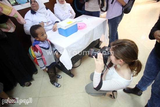  طفل يلتقط صورة قبل التطعيم  -اليوم السابع -4 -2015