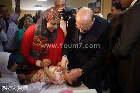  وزير الصحة يقوم بتطعيم أحد الأطفال  -اليوم السابع -4 -2015