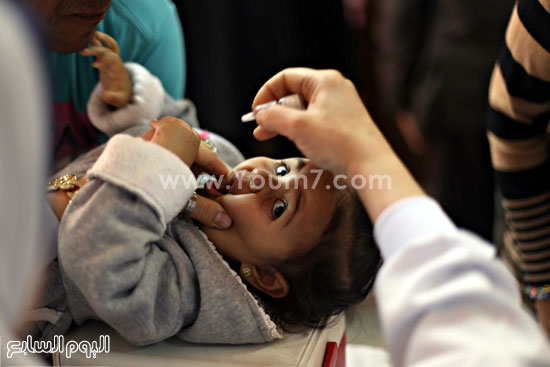 طفلة تتلقى التطعيم بخوف -اليوم السابع -4 -2015