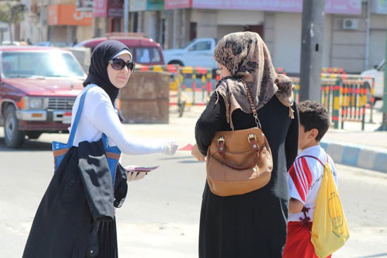 أحد فريق إعمار مصر توزع منشورات تدعو للمشاركة فى العمل التطوعي -اليوم السابع -4 -2015
