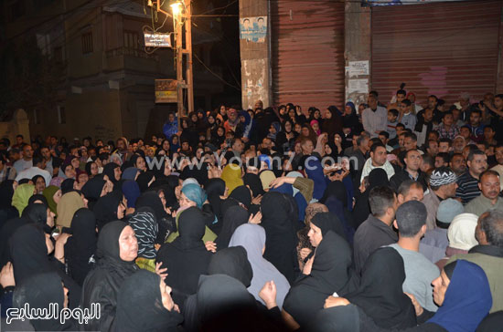 المئات من نساء قرية الخادمية أثناء المظاهرة -اليوم السابع -4 -2015