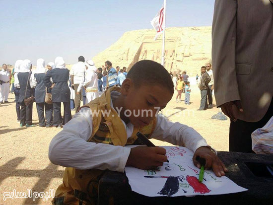 	طفل يشارك برسم علم مصر فى لوحات أمام المعبد -اليوم السابع -4 -2015