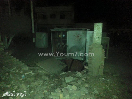  آثار الانفجار على أحد الأسوار المحيطة الملاصقة بالمحول -اليوم السابع -4 -2015