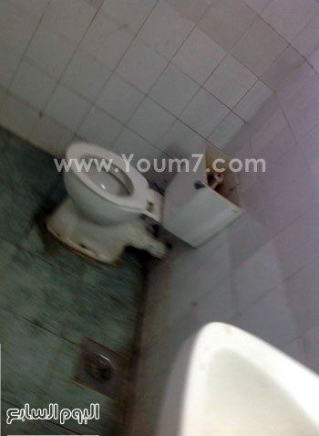 إحدى الحمامات والتى لا تصلح للإستخدام الادمى -اليوم السابع -4 -2015
