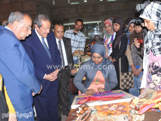 وزير الصناعة والتجارة يفتتح معرض المنتجات التراثية بأسوان -اليوم السابع -4 -2015