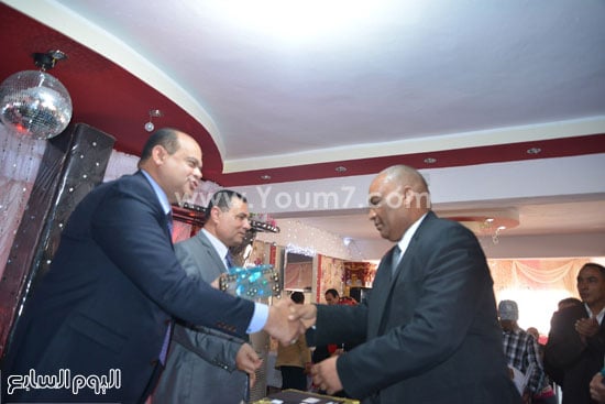  تكريم إسماعيل جاتو مدير إدارة مرسى مطروح التعليمية -اليوم السابع -4 -2015