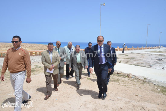 محافظ مطروح والسكرتير العام يتفقدان أعمال تطوير هضبة عجيبة -اليوم السابع -4 -2015