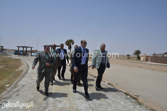 محافظ مطروح يرافقه المسئولون المعنيون خلال تفقد هضبة عجيبة -اليوم السابع -4 -2015