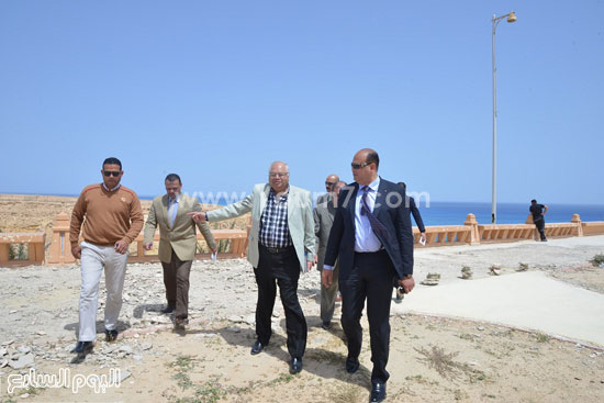 المحافظ يسمع لمدير إدارة الاستثمار خلال الجولة  -اليوم السابع -4 -2015