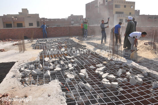 عمال المحافظة خلال تنفيذهم قرار الإزالة -اليوم السابع -4 -2015