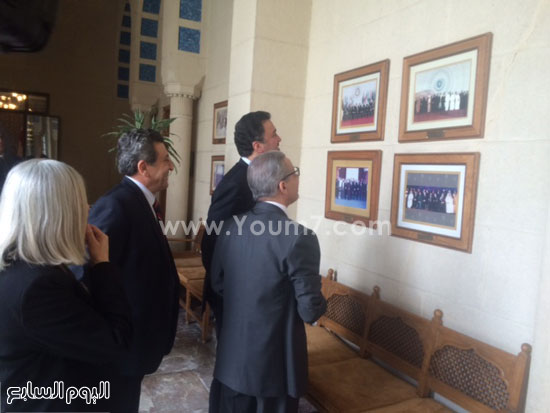 الأمير بندر والسفير قطان يطالعان صورة لإحدى القمم العربية -اليوم السابع -4 -2015