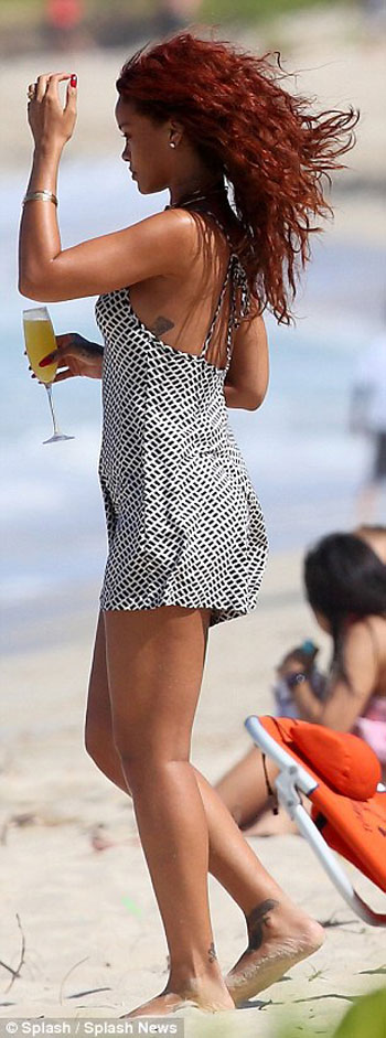 	ريهانا تشرب كوكتيل على الشاطئ -اليوم السابع -4 -2015