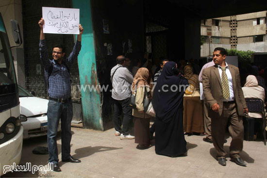 موظف يرفع لافتة لرئيس قطاع الخبراء -اليوم السابع -4 -2015