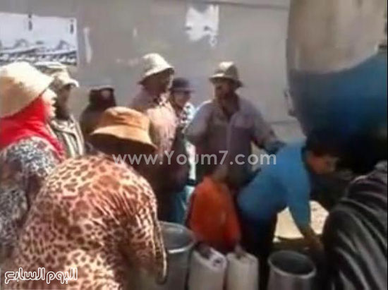 سيدات القرية خلال شراء المياه فى جراكن -اليوم السابع -4 -2015 سيدات القرية خلال شراء المياه فى جراكن -اليوم السابع -4 -2015